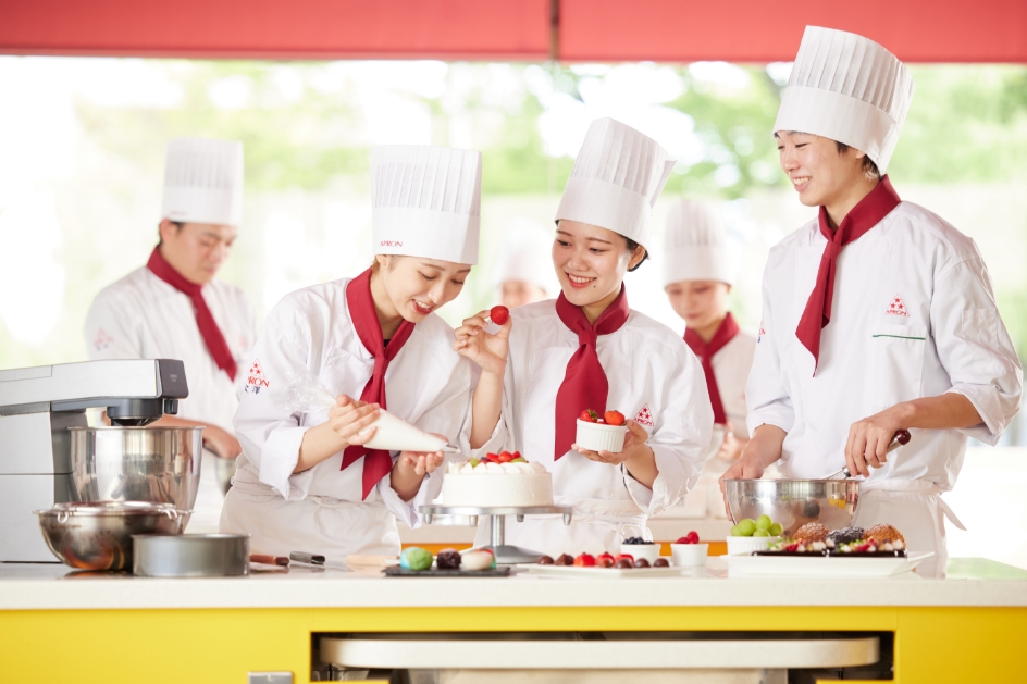 料理をする学生の様子